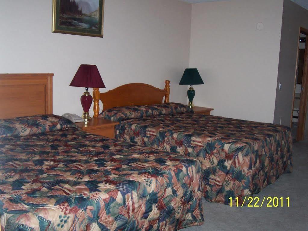 Model A Inn Кранбрук Экстерьер фото